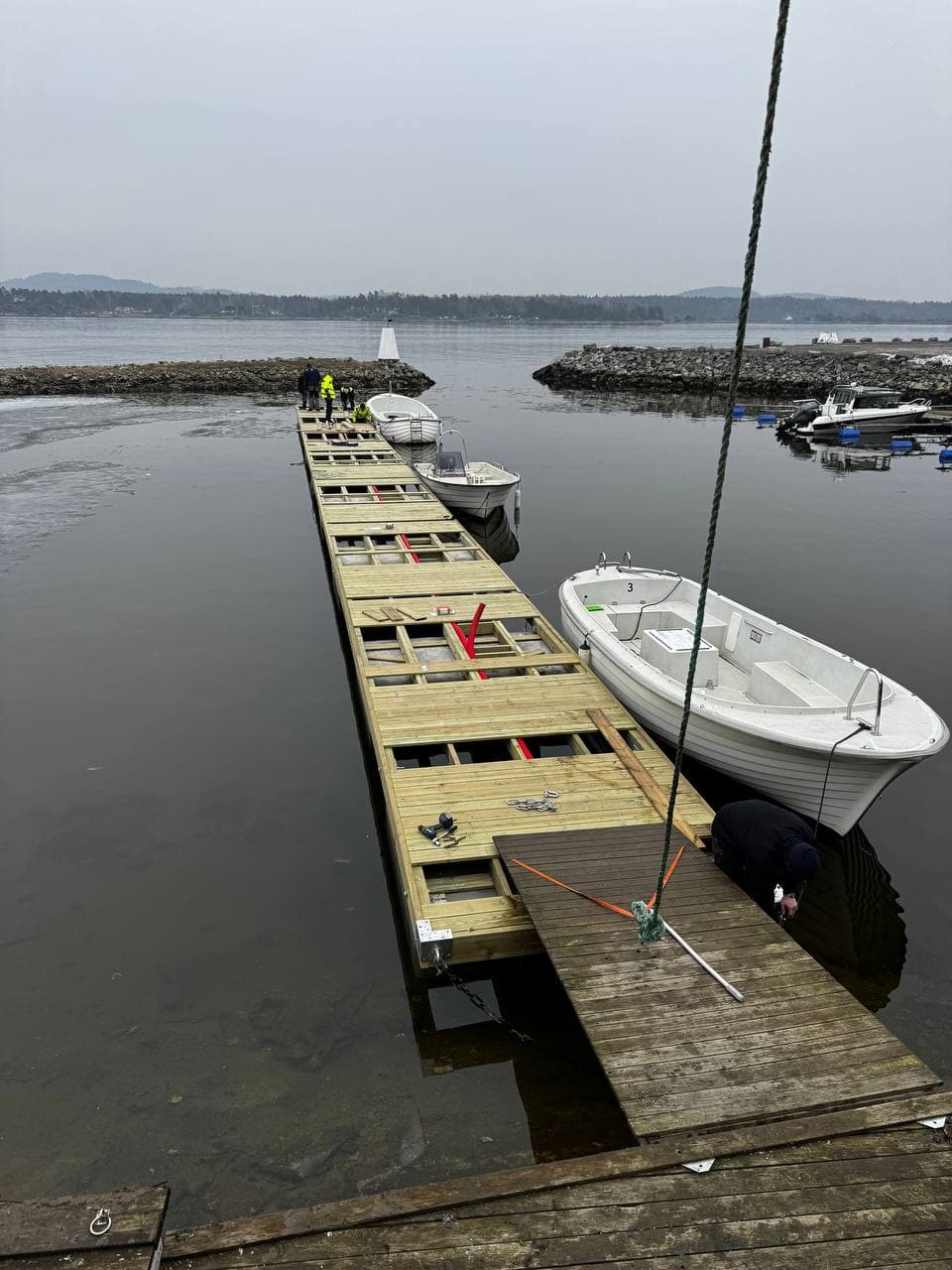 Bryggeanlegg under montering ved norsk kyst