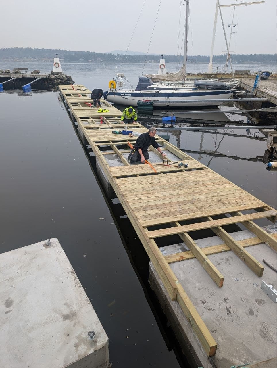 Montering av terrassedekke på bjelkelag over flyteelementer.